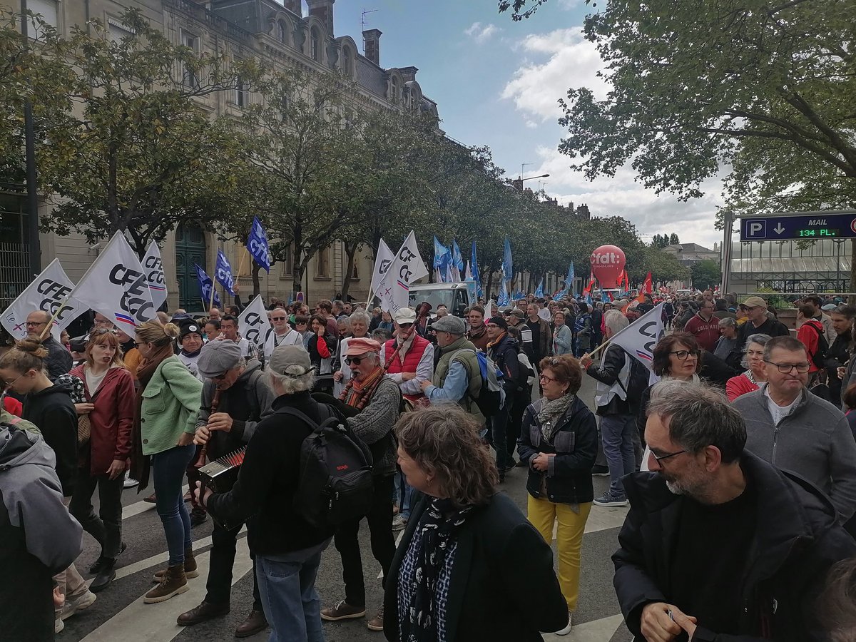 DutayRaphael's tweet photo. En mai, fais ce qu'il te plaît...
Renverser un gouvernement serait déjà une bonne idée
#1erMai #Angers https://t.co/i0rInq3Kp5