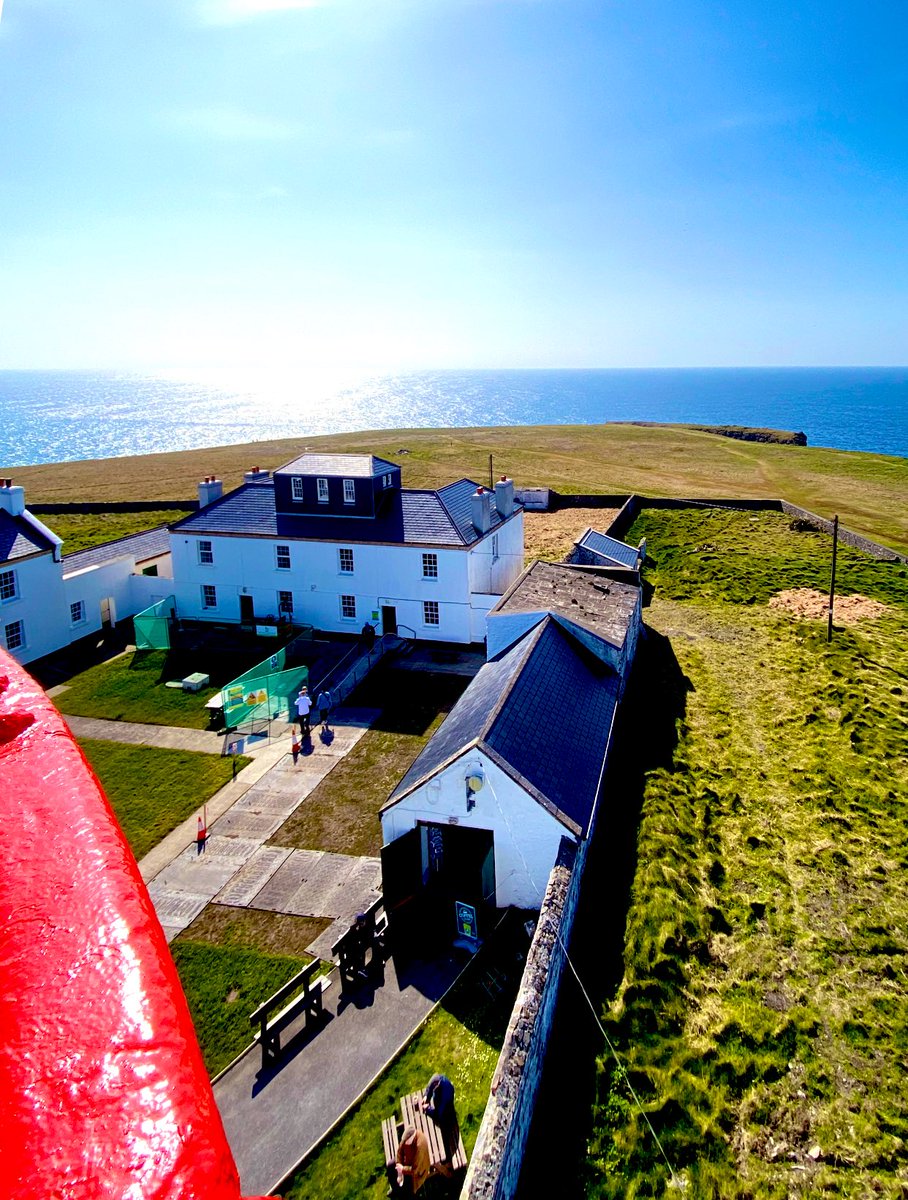 karenievers's tweet photo. #OTD May 1, 1854 at sunset, the fixed light at @LoopHeadLH went on for the first time. The 23 m. tower was designed by George Halpin Sr (died July 1854). By 1869, light went from fixed to flashing & in 1912 to 4 flashes every 20 seconds. Lighthouse converted to electric in 1971. https://t.co/EgVA8OuS8j
