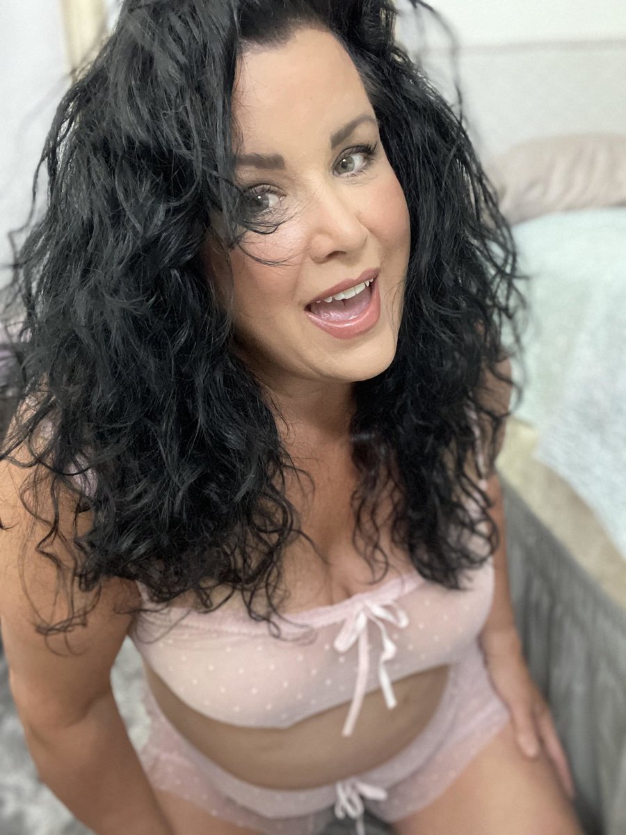 Genevie95661587's tweet photo. RT if you accept naughty DM's from a naughty mom📩 😍 https://t.co/n2eVHp7wMF