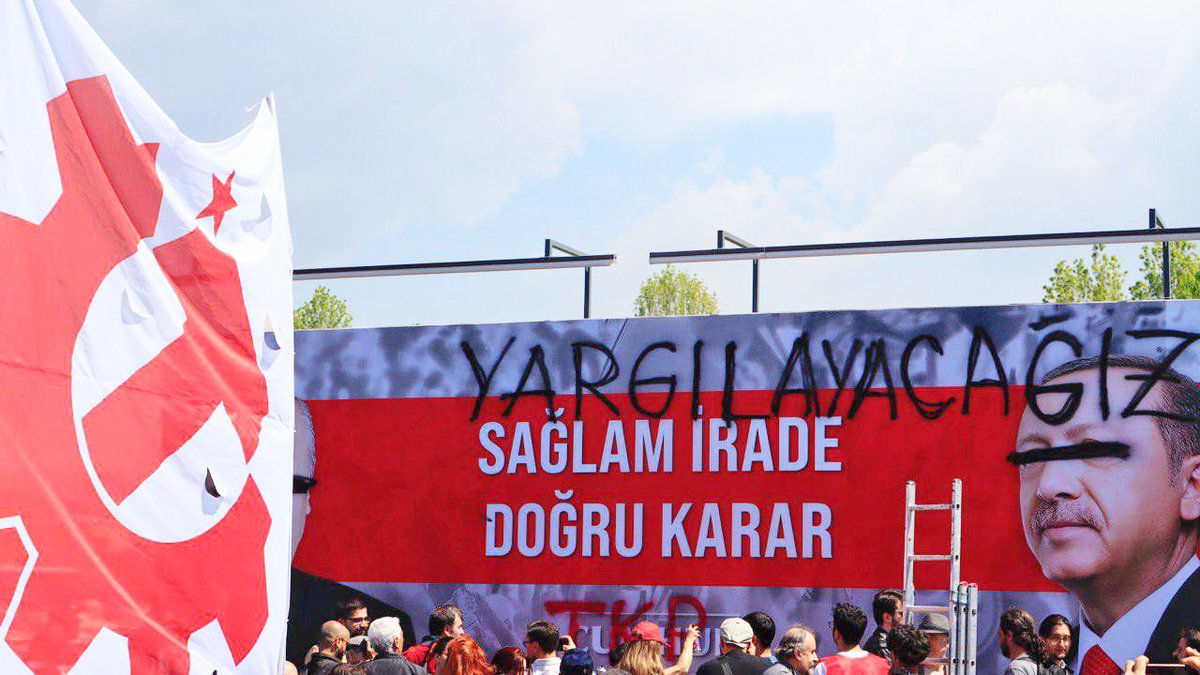 tkpninsesi's tweet photo. İstanbul'da TKP hazır.
Halka karşı suç işleyenler yargılanacak.
#TKPGelirHerŞeyDeğişir
#TKPile1Mayısa https://t.co/CncwDrrlc3