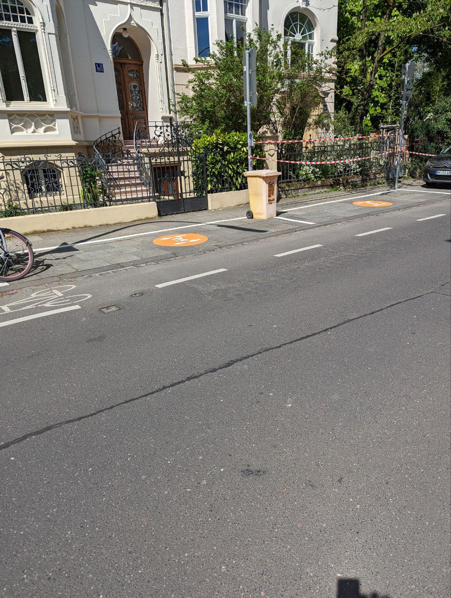 janrrrrr's tweet photo. @barbara_bonn Warum werden erneut Parkplätze angelegt, wo der Gehweg eine Restbreite von effektiv unter einem Meter als Resultat hat? @GRUENEimRatBN @radentscheid_bn Das kann doch echt nicht war sein. Direkt neben eine Park wo sowieso viel Fußgängerverkehr ist. https://t.co/RVTLHW2Y8a