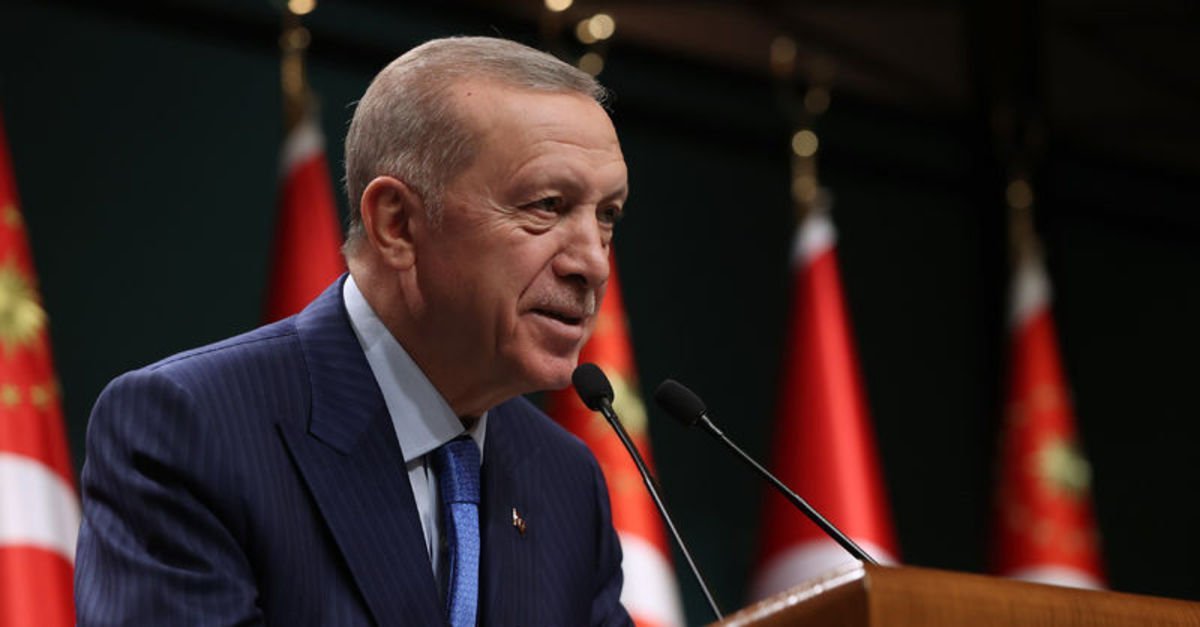 solcugazete's tweet photo. 8 Mart 2022 

Erdoğan:  "Doktorlar gidiyorsa gitsinler."

1 Mayıs 2023

Erdoğan: "Yuvanıza dönün." https://t.co/hgev9Ge6vR