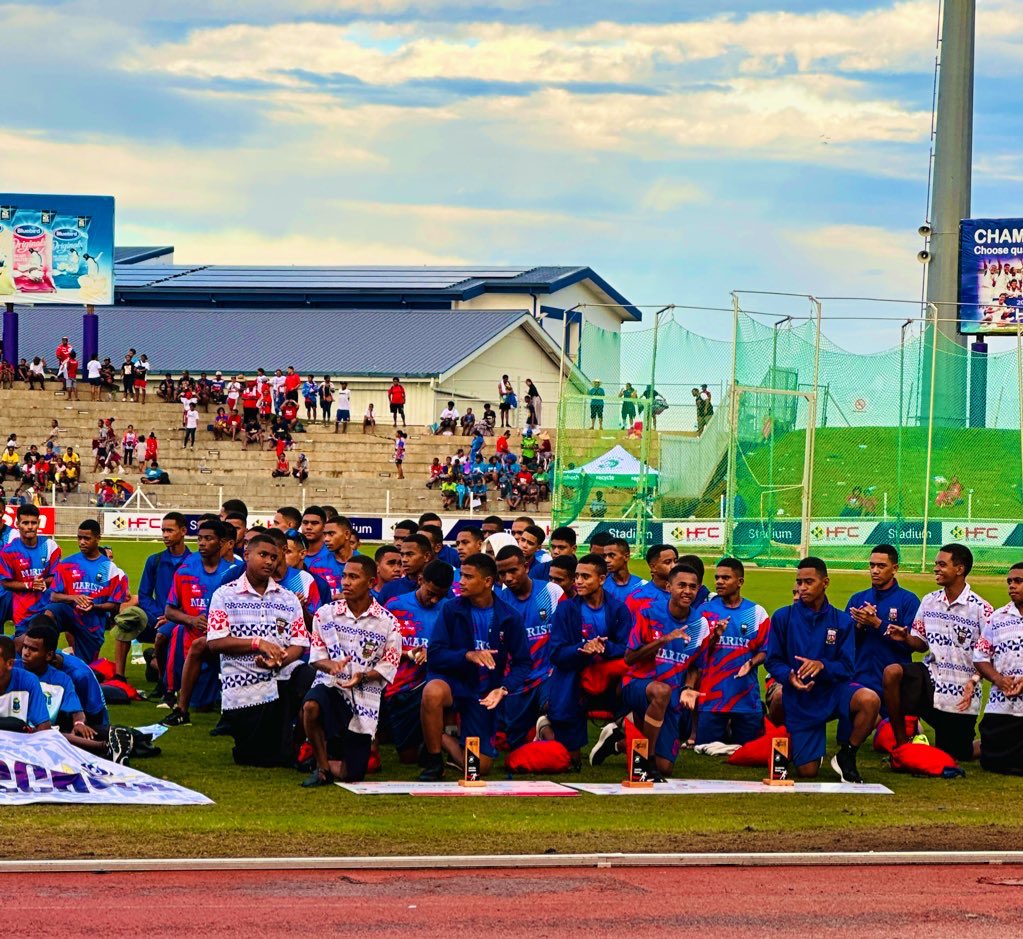 jacqueespeight's tweet photo. Also did anyone notice, at the end of the games. As the overall winners were announced, the young men of Kaunikuila showed pure class!! Half the squad marched up to get the main prize and the other half simply took a knee and clapped while waiting for their brothers to return to the line 👌🏾👏🏾