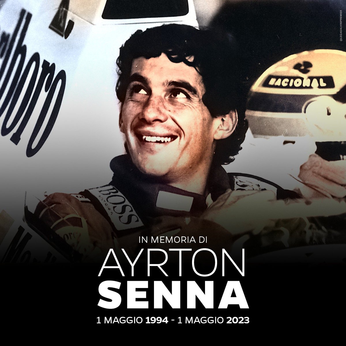 matteosalvinimi's tweet photo. 29 anni fa si scriveva una delle pagine più tristi dello sport: la scomparsa di #AyrtonSenna in seguito al tremendo schianto sul circuito di Imola sconvolse il mondo intero, dopo lo shock del decesso di Roland Ratzenberger alle qualifiche del giorno prima.
Emozione pura in pista e ispirazione nella vita, ha riscritto la storia della Formula 1 coinvolgendo tutti, appassionati e non solo: ancora oggi il ricordo di uno degli sportivi più amati di sempre rimane scolpito in milioni di cuori, e non morirà mai.