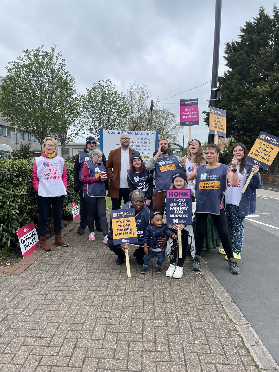 We have just started the picket line at Southampton General Hospital. Come and say hello. Here till 2 pm. #RCNStrikes #FairPayNHS #SafeStaffingSavesLives @SouthEastRCN @Heccles94 @AlishaKellyB