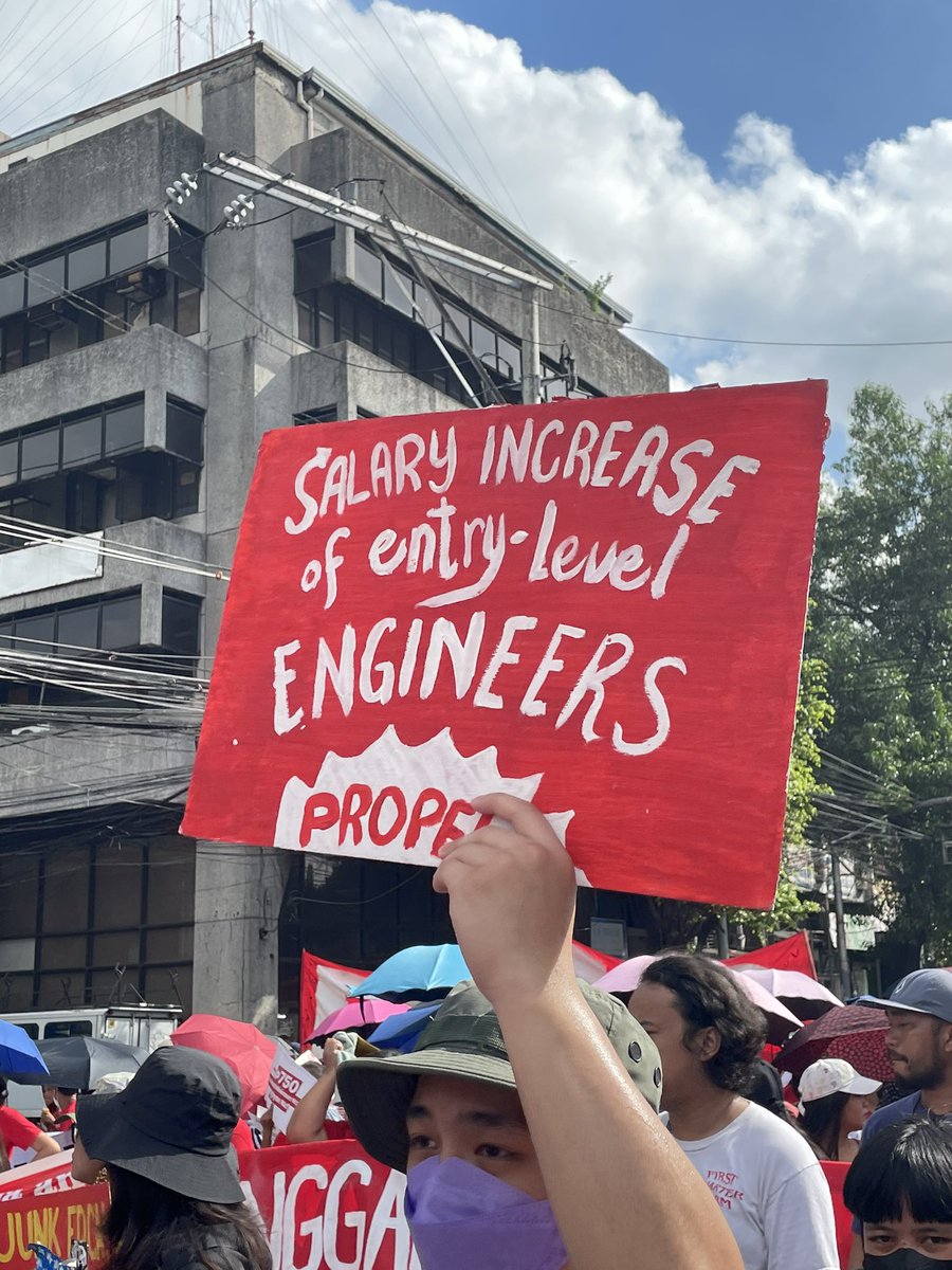 AghamNasyunal's tweet photo. ⚒ Ngayong Labor Day, sumali ang mga siyentista, inhinyero at teknolohista sa panawagang #SahodItaasPresyoIbaba #NoToPayDelay #HazardPayNow ✊ Maraming stem workers ang nakararanas ng late na sahod at kawalan ng hazard pay. #MayoUno2023 

⬇️ Basahin ang aming Solidarity statement https://t.co/4Q7dlNUZzV