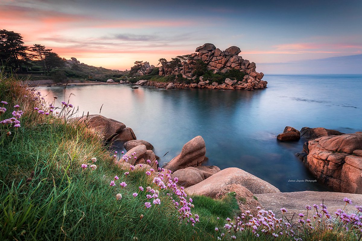 Un soir sur la Côte de Granit Rose.
Bon 1er Mai à tous ! 
#bretagne