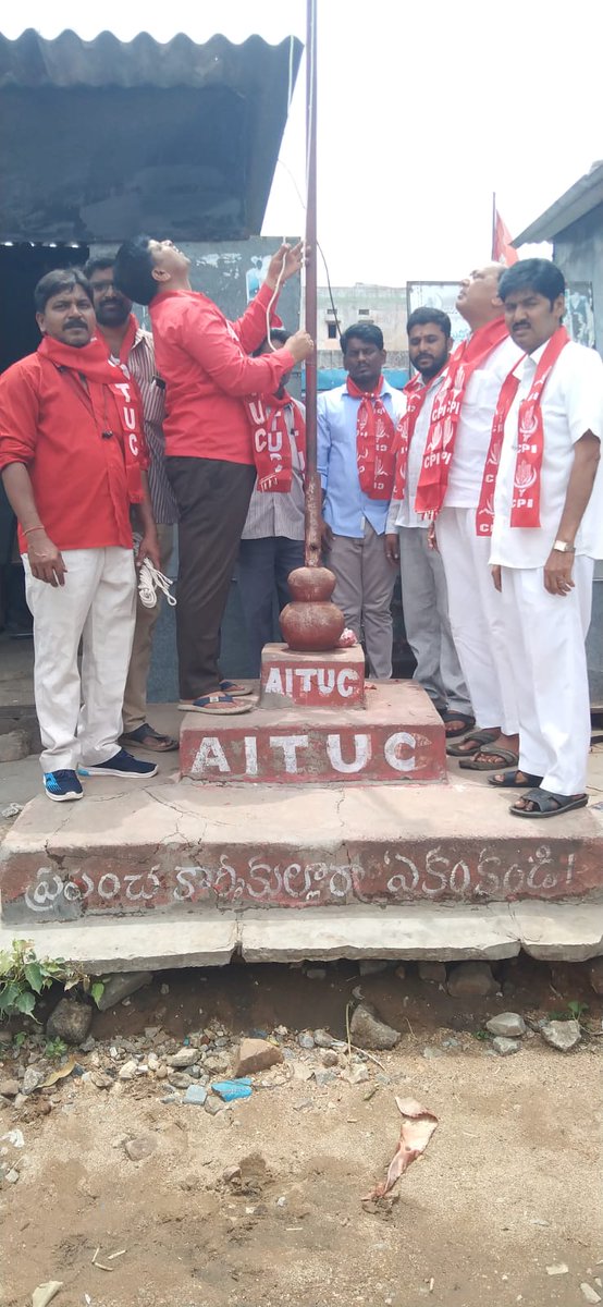 137వ మేడే శుభాకాంక్షలు .ఏఐటియుసీ ఆటోయూనియన్ హైదరాబాద్ డిప్యూటి కార్యదర్శి సిహెచ్ .జంగయ్య గారి అద్యక్షతన సీపిఐ నాయకులు శంకర్ నాయక్ సింగరేణి కాలనీలో ఏఐటియుసీ జెండాను ఎగరవేసి శుభాకాంక్షలు తెలిపారు.ఈ కార్యక్రమంలో సీపిఐ ఐ.ఎస్.సదన్ డివిజన్ కార్యదర్శి, షేక్.మహమూద్,దశరథ్ నాయక్ ,శ్యామ్