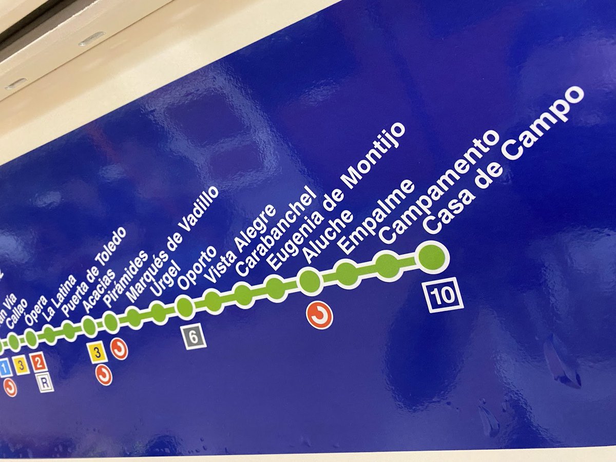 gamusino's tweet photo. El otro día en el metro me estuve planteando que si yo tuviese dificultades para moverme, agradecería que en el esquema de la línea me indicasen las estaciones accesibles. ¿Pero cómo hacerlo sin complicar la experiencia de uso añadiendo mucho ruido? He pensado en esto: https://t.co/N0H3vpoD35