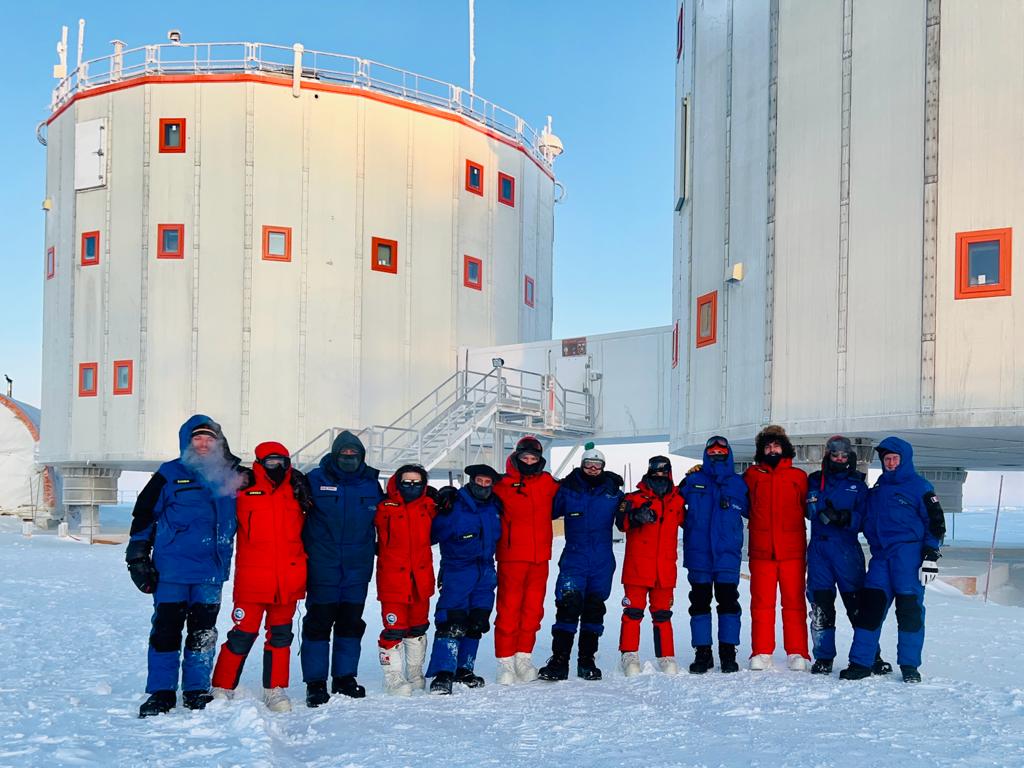 ItaliAntartide's tweet photo. @ItaliAntartide
Buon 1° Maggio! In particolare ai nostri invernanti a #Concordia!
Foto Winter over #DC19 del Programma Nazionale di Ricerche in Antartide (in rosso) e dell'Istituto polare francese (in blu). https://t.co/IkVUR45BC9