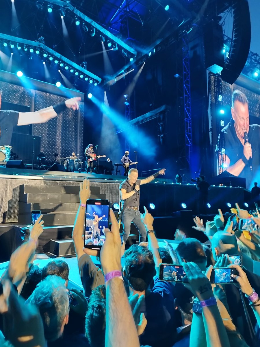 MarcGarciaB's tweet photo. Gràcies Bruce per aquestes dues nits memorables a BCN. Aquí a Catalunya també t'estimem!! #Springsteen https://t.co/r7HdWZbxzJ