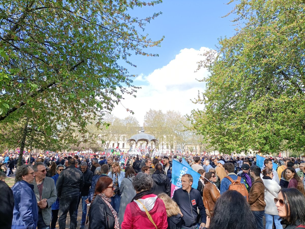 NUPES_21's tweet photo. 🦉 À #Dijon,

La place Wilson est gorgée de monde.

On part pour une belle manif !

#Manif1erMai 
#manifestations https://t.co/TOHmbZ6N5s