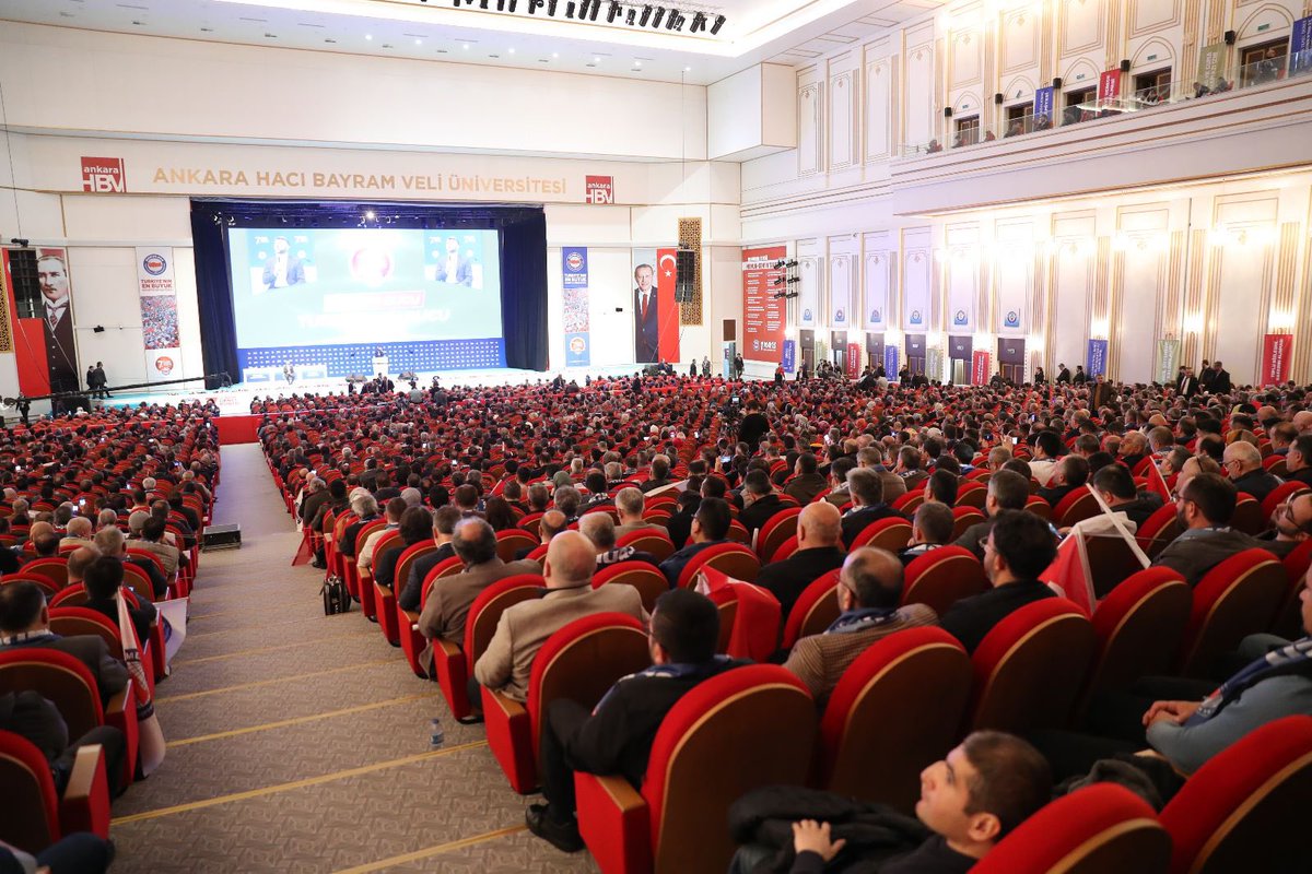 ÇSGB Bakanımız Sn. Vedat Bilgin"1. Dereceye gelmiş bütün kamu görevlilerine 3600 Ek Göstergeyi düzenlememiz gerekir." Memur-Sen'in sendikal mücadelesi karşılık buldu. Önümüzdeki dönem ilk iş bütün kamu görevlilerine 3600 ek göstergeyi verecek düzenlemeyi hayata geçirmek olacaktır