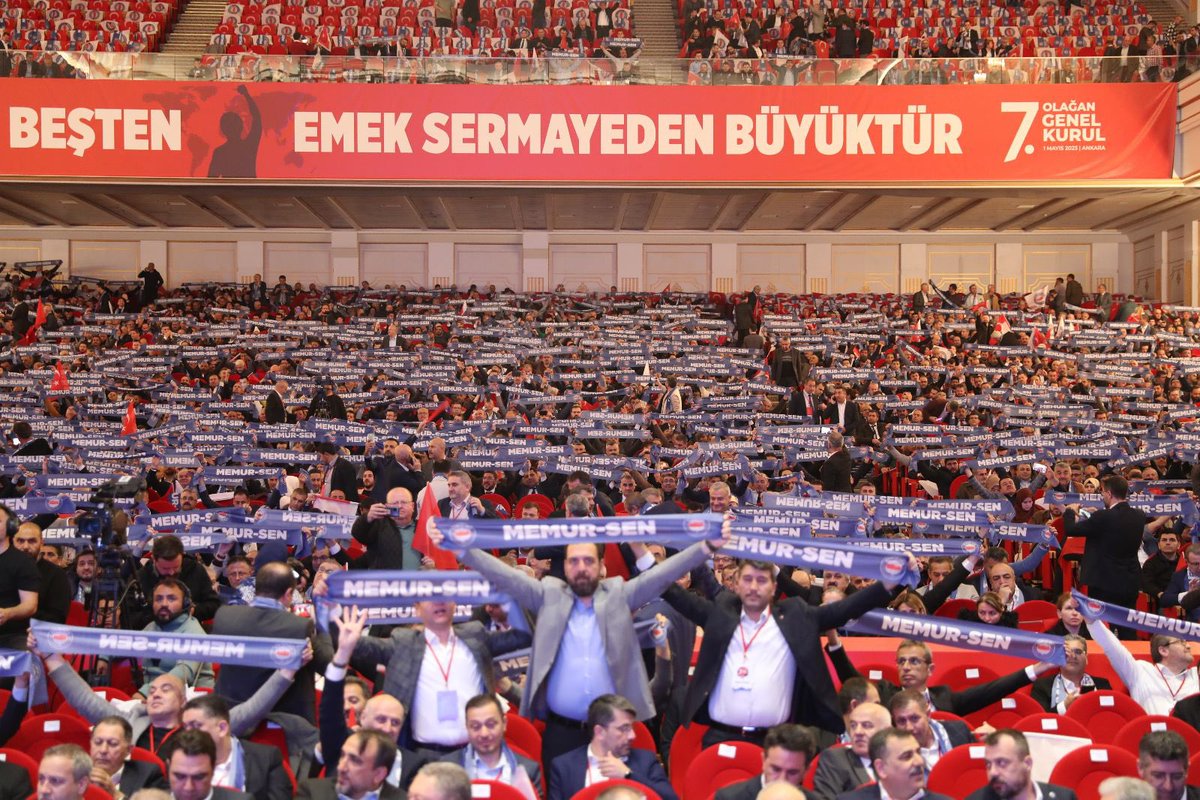 _aliyalcin_'s tweet photo. ÇSGB Bakanımız Sn. Vedat Bilgin"1. Dereceye gelmiş bütün kamu görevlilerine 3600 Ek Göstergeyi düzenlememiz gerekir." Memur-Sen'in sendikal mücadelesi karşılık buldu. Önümüzdeki dönem ilk iş bütün kamu görevlilerine 3600 ek göstergeyi verecek düzenlemeyi hayata geçirmek olacaktır https://t.co/WxwPGk9MXs