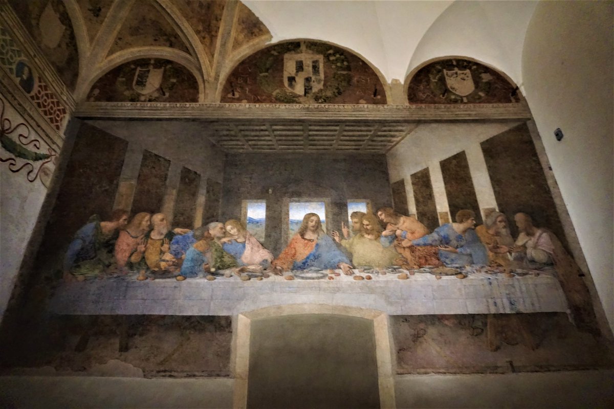 AliciaMimundo's tweet photo. 5. Será en esta época milanesa cuando Leonardo cree “La última cena”. Pintura al fresco, realizada entre 1494-1498 para el convento dominico de Santa Maria delle Grazie. Aunque desde muy pronto la obra dio problemas técnicos, los artistas acudían desde muy lejos al refectorio del convento a admirarla. Qué decir de ella que no se haya dicho ya. Mide 460 cm de alto por 880 de ancho y está considerada por muchos expertos e historiadores del arte como una de las mejores obras pictóricas de todos los tiempos. El rey de Francia, al entrar en Milán quiso, que no hizo, llevarse el fresco de la pared a su país.
El tema de La Ultima Cena será tratado en otro hilo. 
⤵️