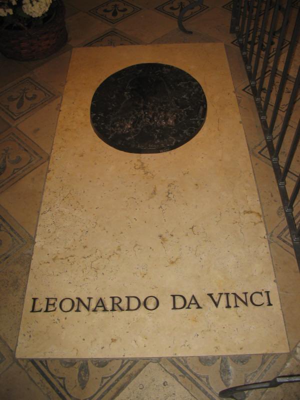 7. En 1513 Leonardo está en Roma, donde trabaja para el papa León X, de la poderosa familia de los Médici. En la ciudad se encuentran también trabajando en el Vaticano, Rafael y Miguel Ángel. Pero la figura de éxito era Sangallo y Leonardo no recibió más que encargos modestos.…