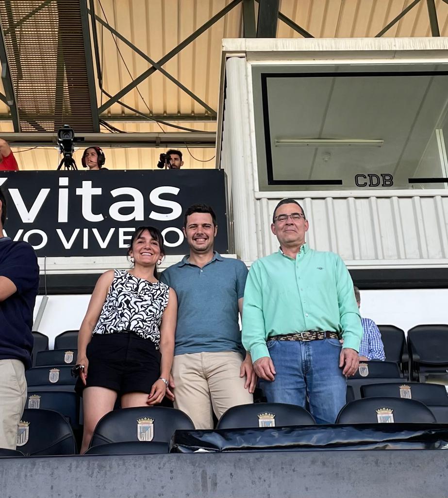 El candidato a la alcaldía de Badajoz, @MAmarillaPerez, presenció el partido AD Hispanolusa-CD Extremadura, tras la invitación de la Escuela Hispanolusa de fútbol. El partido, para la fase de ascenso a 1ªDivisión Extremeña, tuvo lugar en el estadio Civitas Nuevo Vivero de Badajoz