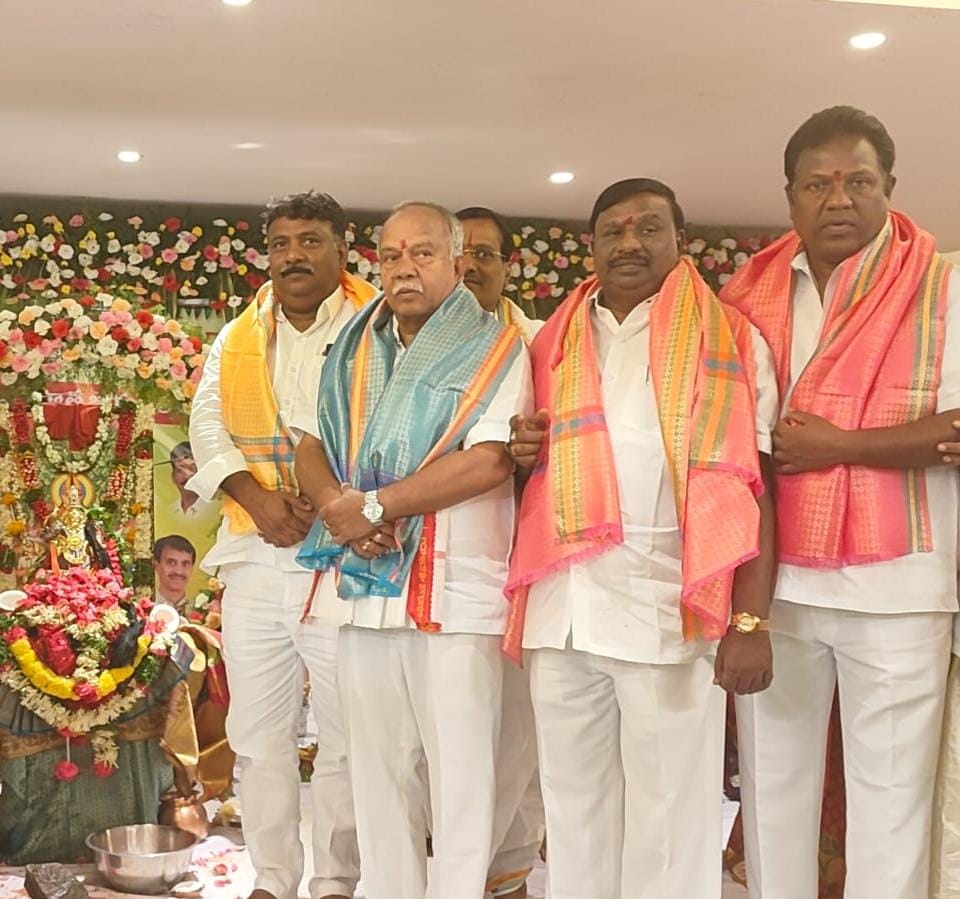 amaravadiln's tweet photo. ఆర్కేపురం డివిజన్ లో జరిగిన వైశ్యుల ఆరాధ్యదైవం శ్రీ వాసవి మాత జయంతోత్సవాల్లో తెలంగాణ రాష్ట్ర ఆర్యవైశ్య మహాసభ ప్రెసిడెంట్, #TSIDC ఛైర్మన్ శ్రీ #AmaravadiLN గారు మరియు మున్సిపల్ ప్రజాప్రతినిధులు, పార్టీ నాయకులు పాల్గొన్నారు.

#AryaVysya #AryaVysyaMahasabha #vasaviclubinternational https://t.co/QRtWoGiZOY