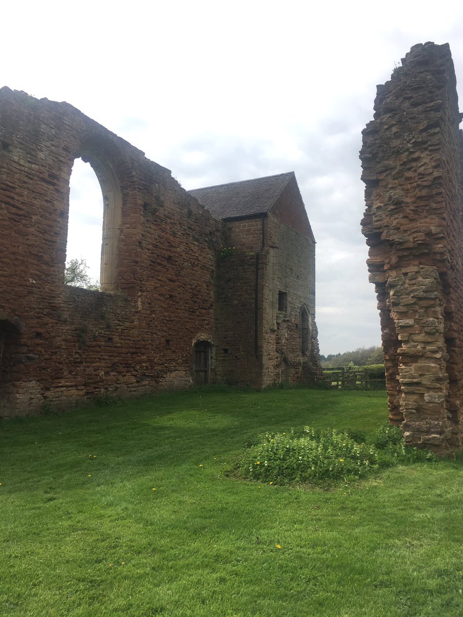 EmmaMurfin's tweet photo. Made a new friend yesterday @BeauvalePriory 🦚. Delicious lunch and catch up with mum in the most interesting location. 

#lunchdate #quiche #foodie #beauvalepriory #beauvalepriorytearooms #peacock #ruins #moorgreen #nottinghamshire #food #lunch https://t.co/mTg8irlqgS