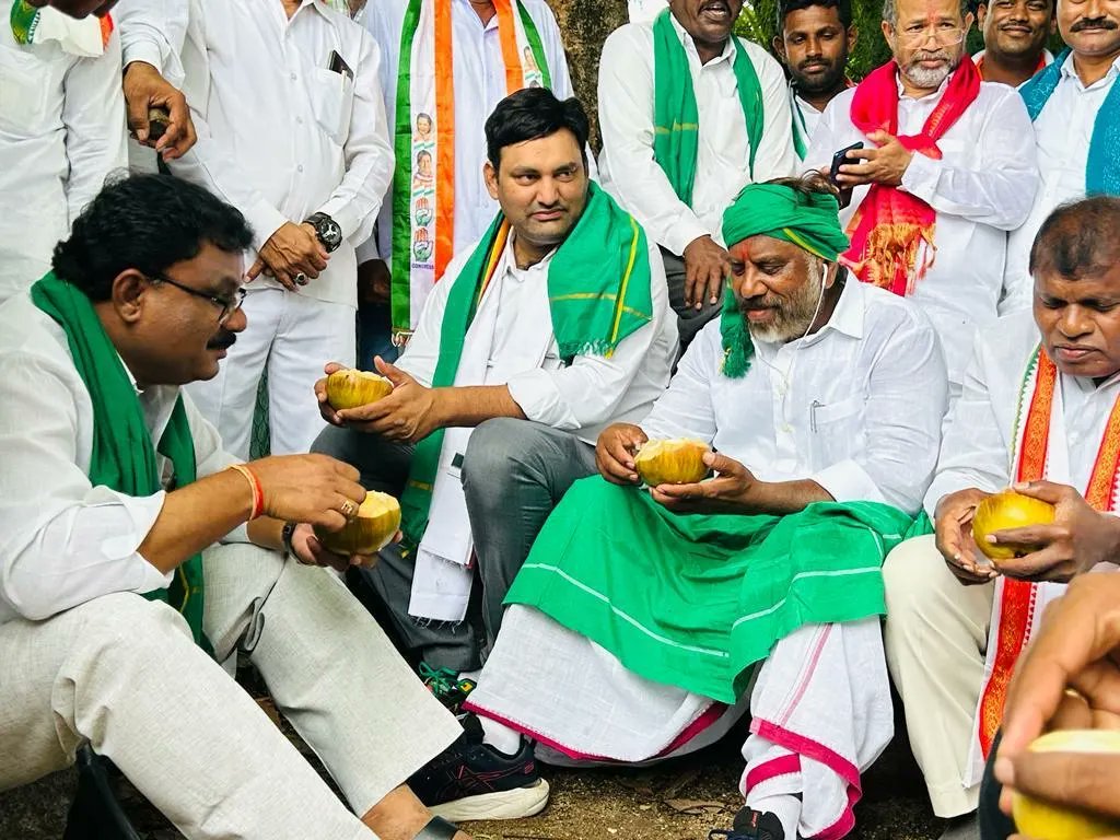 ARJanampalli's tweet photo. రాష్ట్ర సీఎల్పీ నేత మల్లు భట్టి విక్రమార్క గారు చేస్తున్న పీపుల్స్ మార్చ్ పాదయాత్ర ఆలేరు నియోజకవర్గంలోని కొలనుపాక గ్రామంలో  పాదయాత్రలో పాల్గొన్న టిపిసిసి రాష్ట్ర ప్రధాన కార్యదర్శి జనంపల్లి అనిరుధ్ రెడ్డి గారు @INCIndia @Manikrao_INC @revanth_anumula https://t.co/qFwTTBm7W9