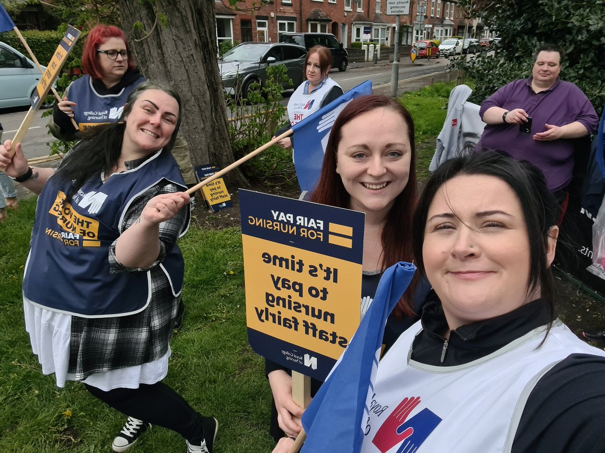 RachaelMackley's tweet photo. What do we want...? Fair pay! #RCNStrikes #chattopat https://t.co/jUdZXt3RyO
