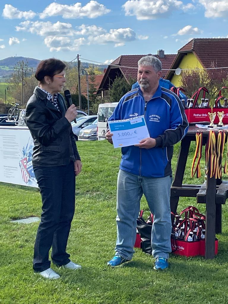 HeikeTaubert's tweet image. Unterstützung für den TSV Blau-Weiss #Helmershausen für die Rasenbewässerung übergeben und glückliche #Mountenbiker beim  #Geba Kamm Ride
#MTB-Jedermann-Marathon getroffen. DANKE an #RSV Blau-Weiß #Meiningen1983 und TSV Blau-Weiß #Helmershausen für die #Orga .