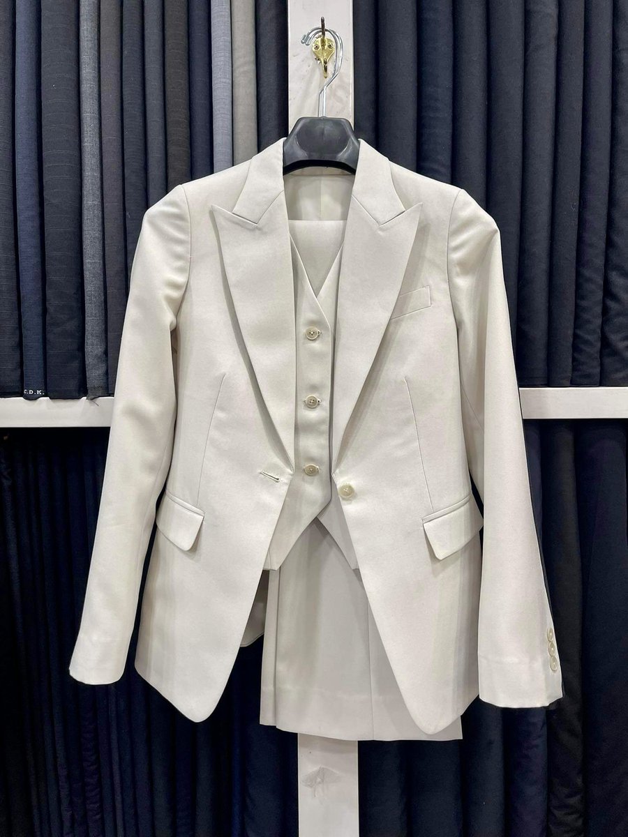 Finally got my outfit for tomorrow!! 🩷