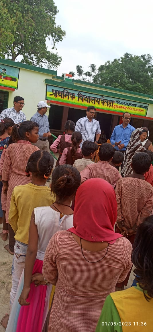 basicshiksha_up's tweet photo. बलरामपुर के प्राथमिक विद्यालय बेलहा में @BalrampurCdo संजीव कुमार जी ने निरीक्षण किया, साथ ही कक्षा 3 के बच्चों का 'निपुण लक्ष्य एप' पर एसेसमेंट भी किया। 
#उत्तर_प्रदेश_निपुण_प्रदेश 
@UPGovt @CMOfficeUP @thisissanjubjp @BalrampurDm https://t.co/RhTv4cvacS