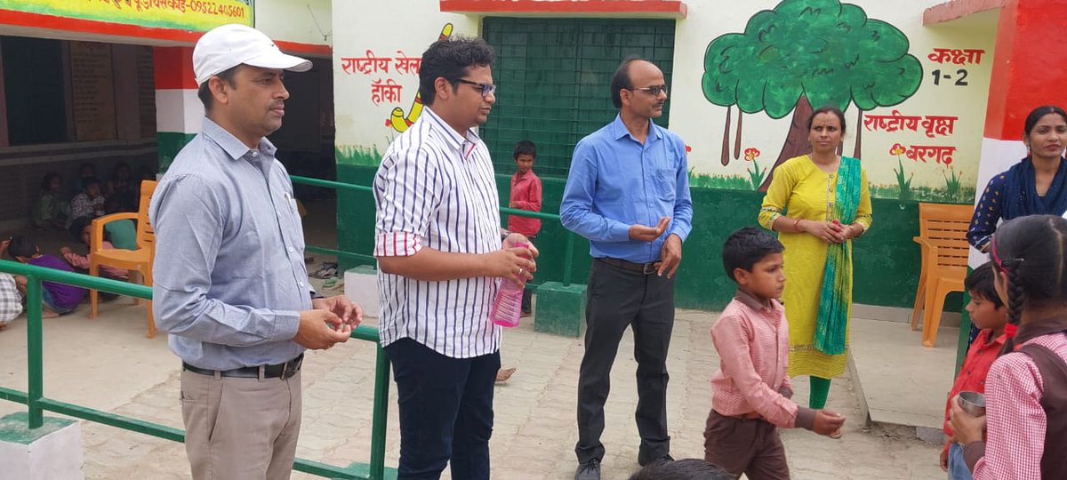 basicshiksha_up's tweet photo. बलरामपुर के प्राथमिक विद्यालय बेलहा में @BalrampurCdo संजीव कुमार जी ने निरीक्षण किया, साथ ही कक्षा 3 के बच्चों का 'निपुण लक्ष्य एप' पर एसेसमेंट भी किया। 
#उत्तर_प्रदेश_निपुण_प्रदेश 
@UPGovt @CMOfficeUP @thisissanjubjp @BalrampurDm https://t.co/RhTv4cvacS