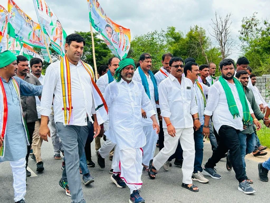 ARJanampalli's tweet photo. రాష్ట్ర సీఎల్పీ నేత మల్లు భట్టి విక్రమార్క గారు చేస్తున్న పీపుల్స్ మార్చ్ పాదయాత్ర ఆలేరు నియోజకవర్గంలోని కొలనుపాక గ్రామంలో  పాదయాత్రలో పాల్గొన్న టిపిసిసి రాష్ట్ర ప్రధాన కార్యదర్శి జనంపల్లి అనిరుధ్ రెడ్డి గారు @INCIndia @Manikrao_INC @revanth_anumula https://t.co/qFwTTBm7W9