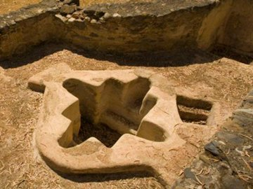 Thesaurarius's tweet image. Imágenes de la basílica &quot;paleocristiana&quot; de Vega del Mar (San Pedro, #Marbella).
Baptisterio y sistema de doble ábside con paralelos bizantinos, siglos IV-VII, contexto de la #Spania bizantina.