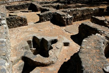Thesaurarius's tweet image. Imágenes de la basílica &quot;paleocristiana&quot; de Vega del Mar (San Pedro, #Marbella).
Baptisterio y sistema de doble ábside con paralelos bizantinos, siglos IV-VII, contexto de la #Spania bizantina.