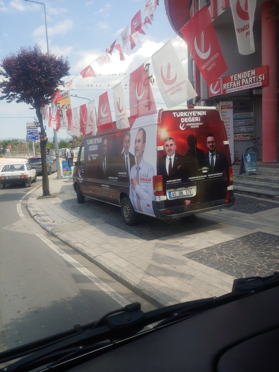 ankara_kusu's tweet photo. Cumhur ittifakı destekçisi Yeniden Refah Partisi’nin seçim araçlarında kadın adayın fotosu gölge şeklinde yer aldı https://t.co/8ZgJVK9ATj