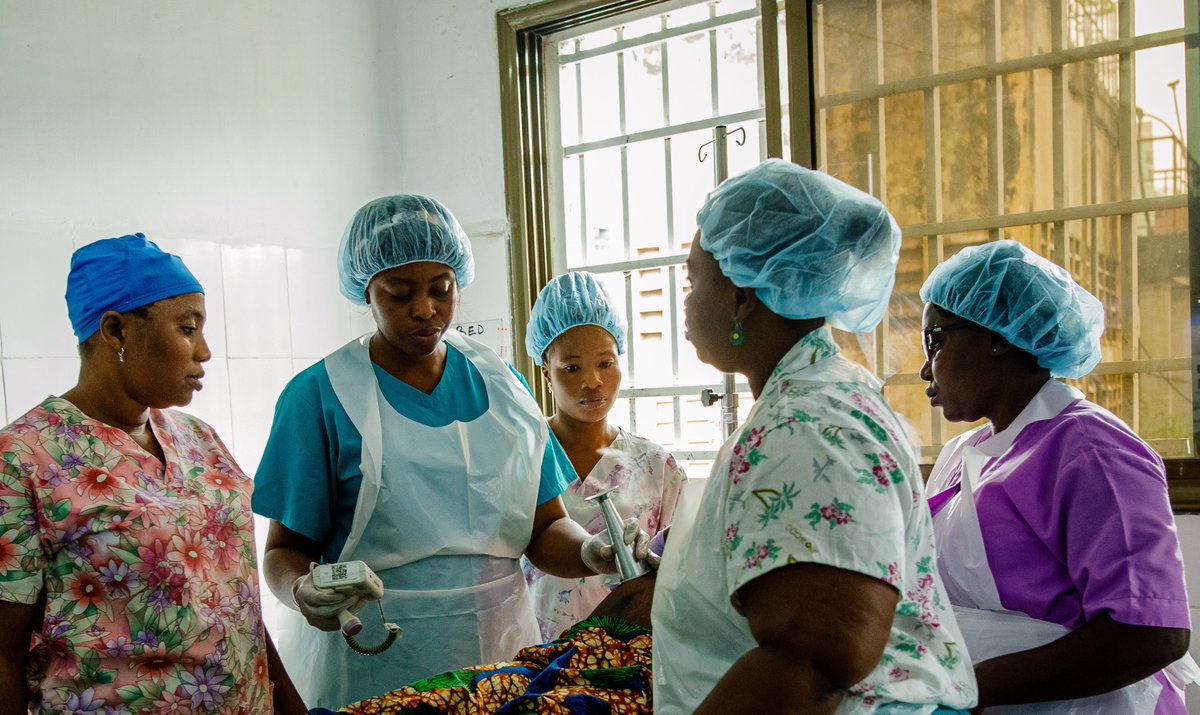 UNFPASierraleon's tweet image. In a world that sees a woman die every two minutes due to pregnancy or childbirth, we also take this moment to champion universal access to skilled midwives as one of the most important ways to avert #preventable maternal &amp;amp; newborn deaths- @Atayeshe  bit.ly/3njIVG2