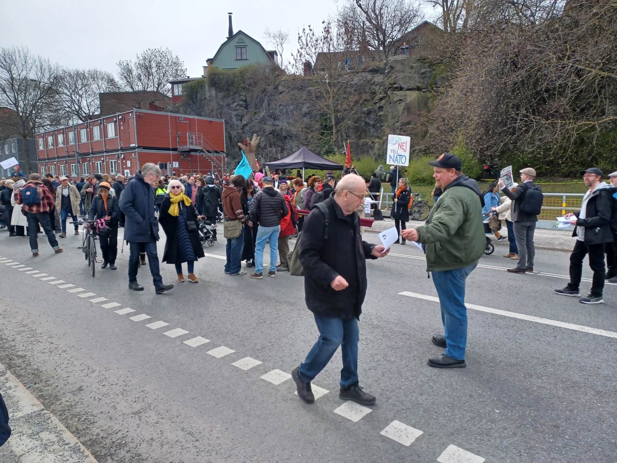 LivsSolidaritet's tweet photo. Flygbladsutdelning och diskussioner vid högtidlighållandet av den Spanienfrivilliga vid La Mano-monumentet i #Stockholm.
#InternationellSolidaritet https://t.co/yBV3HfL9pl