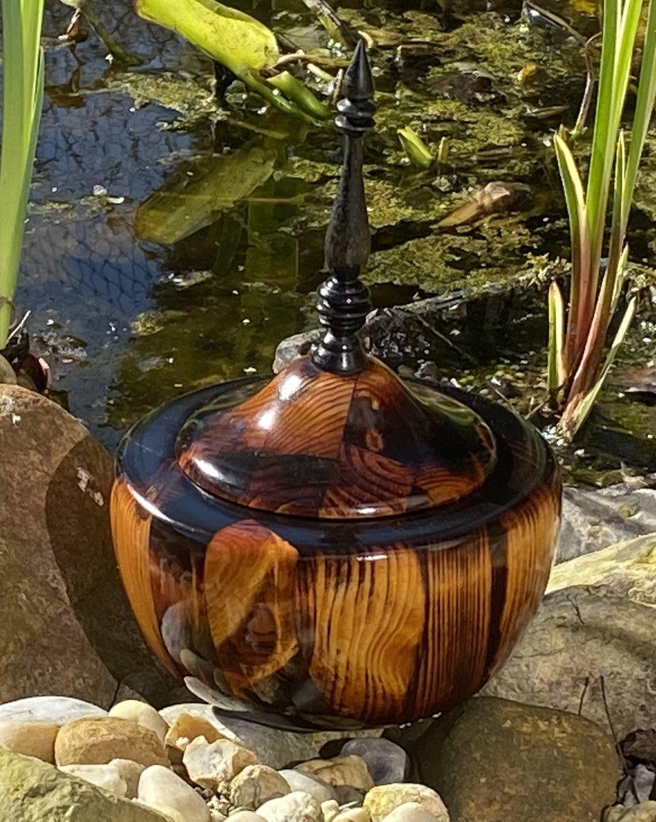 BergwerkD's tweet photo. Box made of pinewood offcuts/scrapwood colored with stain and with a shellac polish finish. 

diameter: 5,1inch
high: 7,6inch

 #woodworking #woodworker #woodart #wooddesign #woodlathework #woodlatheworker #holz #holzdeko #holzdesign #drechseln #drechsler #hamburg #germany https://t.co/JaY5vM8Muh