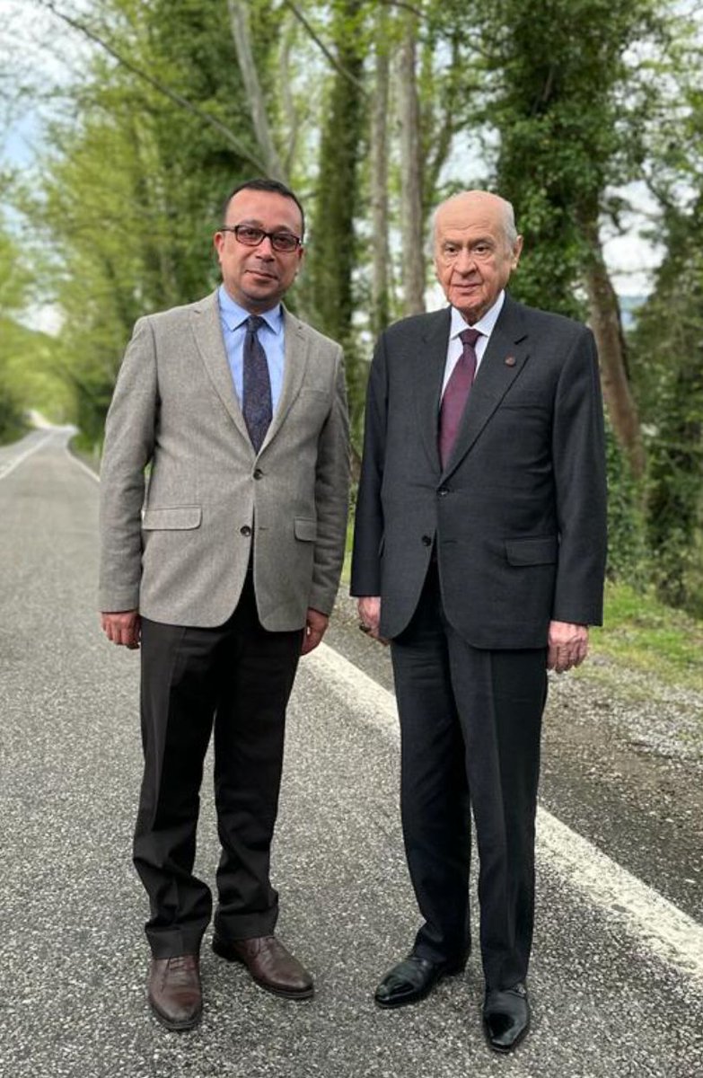 Dün.. 
Bugün... 
İlelebet... 
Hep aynı istikamette..
Lidere sadakat...
Lidere yol arkadaşı...
Lidere ölümüne sevdalı...
İşte böyle bir ülküdaş... 
MHP Genel Başkanı "Bilge lider "@dbdevletbahcelinin her daim  emrinde bir evlat sevgili kardeşim  Hakan Cem Küçükoğlu..
Var olsun