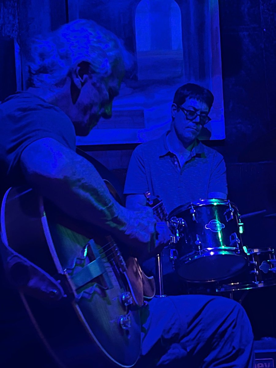 Dvinolas's tweet photo. Hace unos días cuando llegamos a #Cádiz, fuimos al #Cambalache y nos encontramos con que había jam. Clubs así nos faltan en todos lugares para seguir creando afición Al #jazz y circuitos donde poder tocar. Qué maravilla de sitio y qué maravilla de gente nos lo pasamos en grande https://t.co/lCW26YoDKR