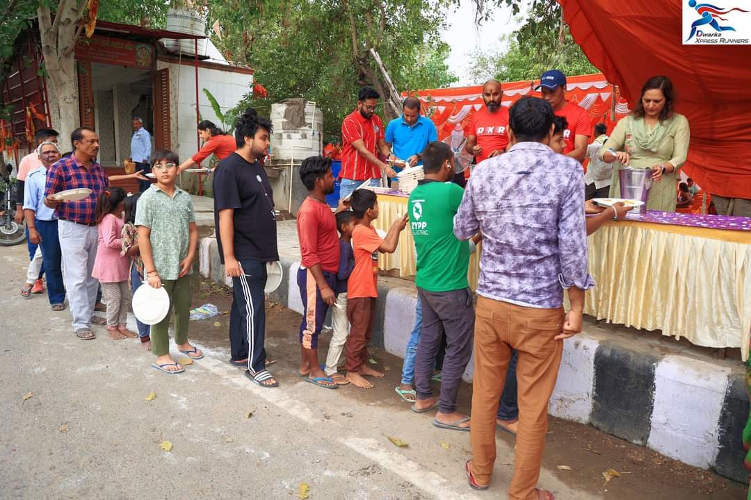 #Plasticfreesociety
We had organised annual Bhandara, day started with cleanliness around temple. We used biodegradable plates and wooden spoons in Bhandara after Bhandara we ensured nothing remains on the spot.  instagram.com/reel/CrshdhOrd…  <a href="/kiranoop/">Anoop sharma</a> <a href="/sanjaypanghal/">#RunningMonk</a> <a href="/FitIndiaOff/">Fit India Movement</a>