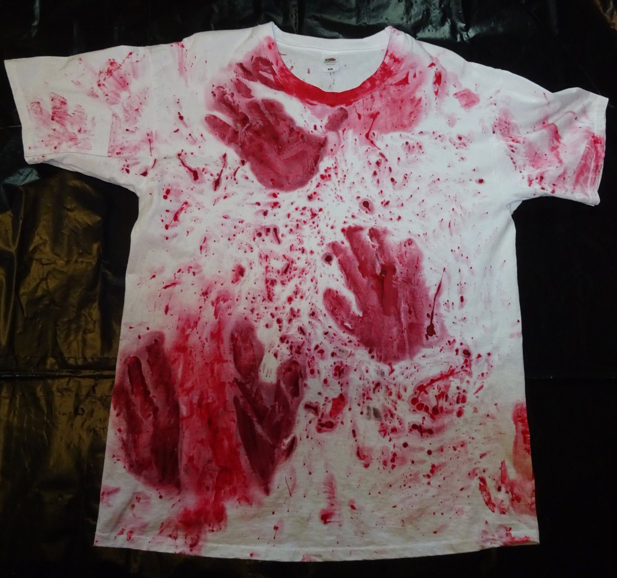 eiskomitee's tweet photo. Bloody Stuff
.

#batik #kleinunternehmer #kleinunternehmen #selbstgemacht #handgemacht #individuell #etsy #etsyseller #etsyde #etsydeutschland #etsyshop #horrorart #horrorkostüm
#t-shirt #shirts #batiken #diy #mode #fashion #style #klamotten #halloween #kostüm #horror https://t.co/SvSmieUjXd
