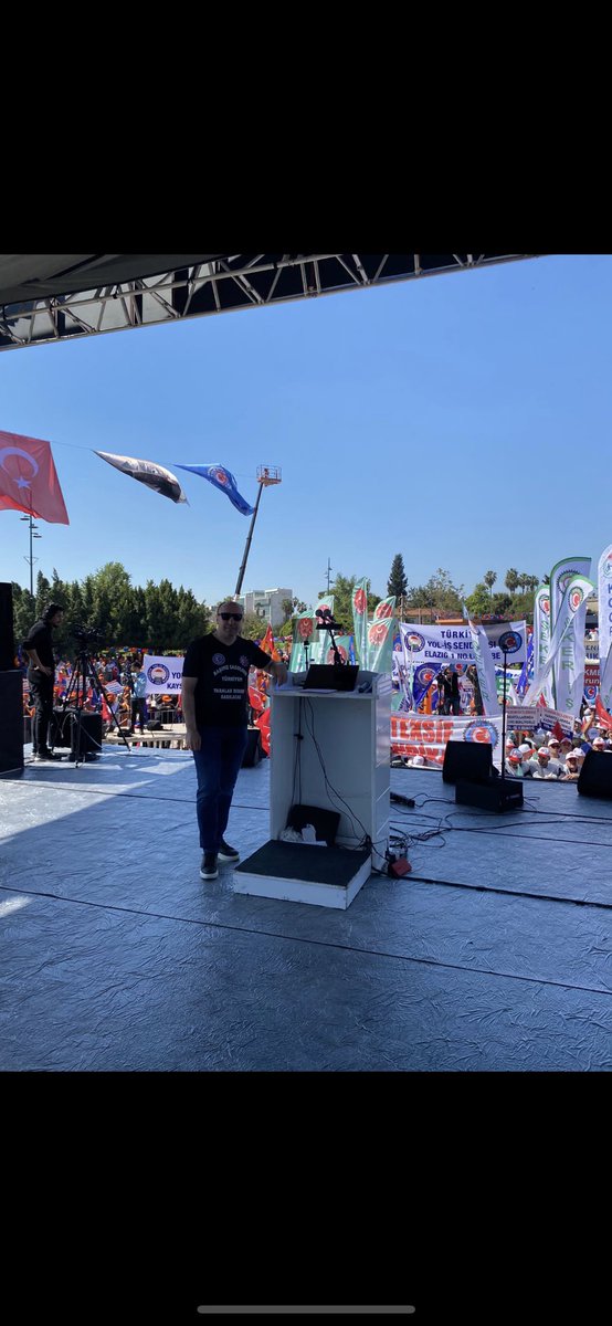 Bugün bizim bayramımız… İşçinin, emekçinin, evine helal ekmek götürmekten başka gayesi olmayan onurlu insanların bayramı… Her günümüzün bayram coşkusu ve bilinciyle geçmesi umuduyla… Türk-İş’imizin bayrağının yükseldiği Adana’dan selamlıyoruz Türkiye işçi sınıfını.