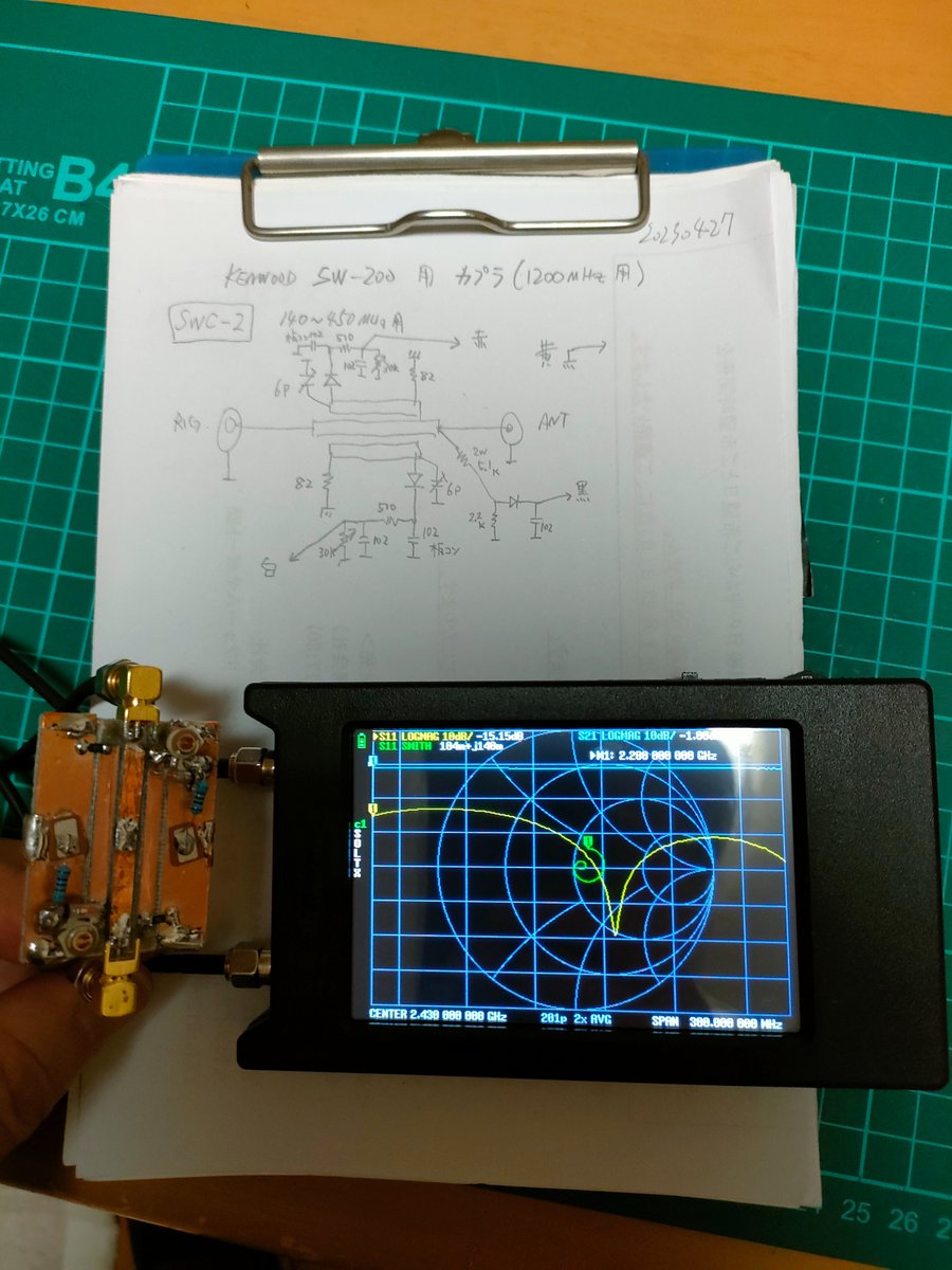 MASAFUKUI2's tweet photo. 1200MHz(&2400MHz)で使えるVSWR計 #SW200 増設用カプラを1200MHz&2400MHz用に製作した 参考「ハム三昧」&SWC-2
材料:SMA、電子部品少々、DINコネ+ケーブル
挿入損失0.52dB/1295MHz、0.65dB/2430MHzという結果でしたがこれはSWC-2の450MHz値と同程度
#ham #1200MHz #2400MHz #Directionalcoupler https://t.co/eNyxvos4eL
