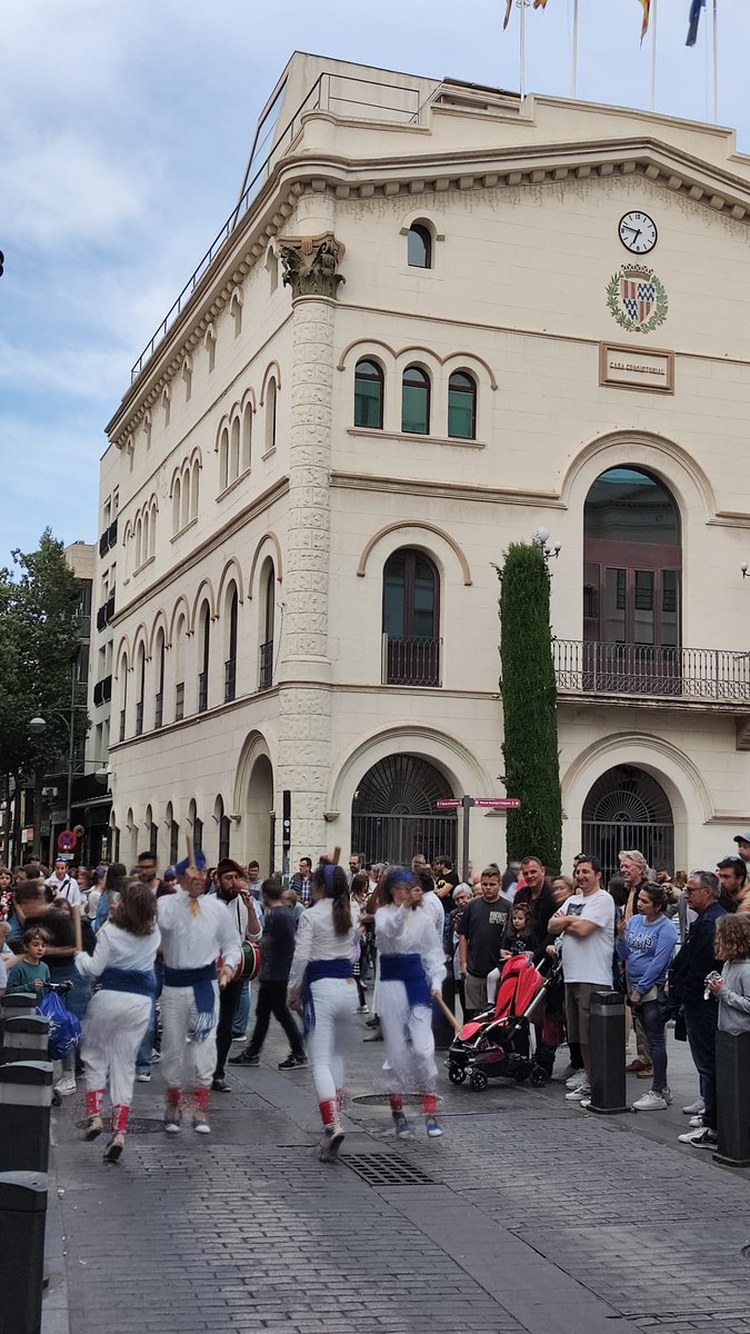 Primer cap de setmana de <a href="/festesdemaig/">Festes de Maig de Badalona</a> superat! 

Assaig obert, Ofrena d'ous a les clarisses i la (no)estrena dels nous vestits dels gegants. Ànims <a href="/GegantersBDN/">Colla Geganters BDN</a>, que avui sí sortiu!

Tres dies de picar i repicar per #Badalona

 #FestesdeMaig2023 #FestesdeMaig
#queballinaquí