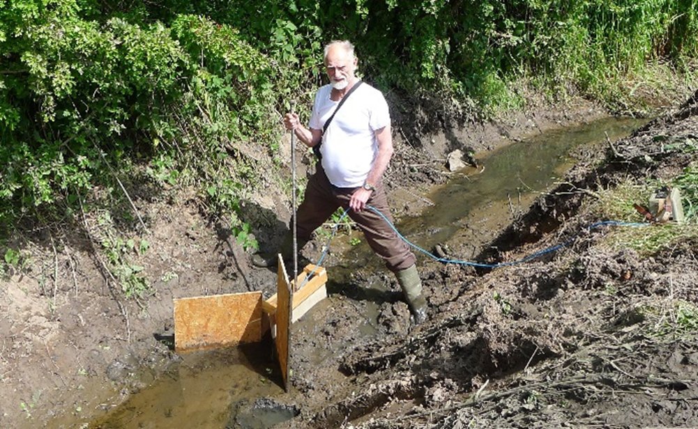 WaterResourceA's tweet photo. WRA installed staff gauge and InSitu Troll-100 loggers at a V-Notch weir in Beaumont Creek adjacent to a winter storage reservoir for local farmer near Harkstead, Suffolk. This formed part of compliance with licence conditions to identify conditions when abstraction may occur. https://t.co/kf8T4ggKPn