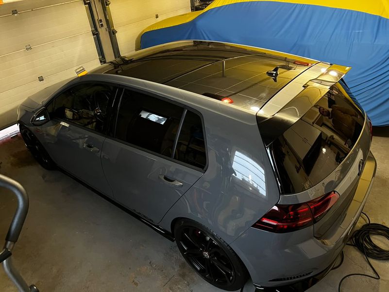 VarianceAuto's tweet image. La pose de PPF c'est l'occasion de partager sa passion de l'auto. Ses deux frères voulaient modifier le toit de leur voiture. Ils ont fait le choix du PPF pour une protection de la carrosserie d'origine tout en ayant un magnifique toit noir qui fait toute la différence.