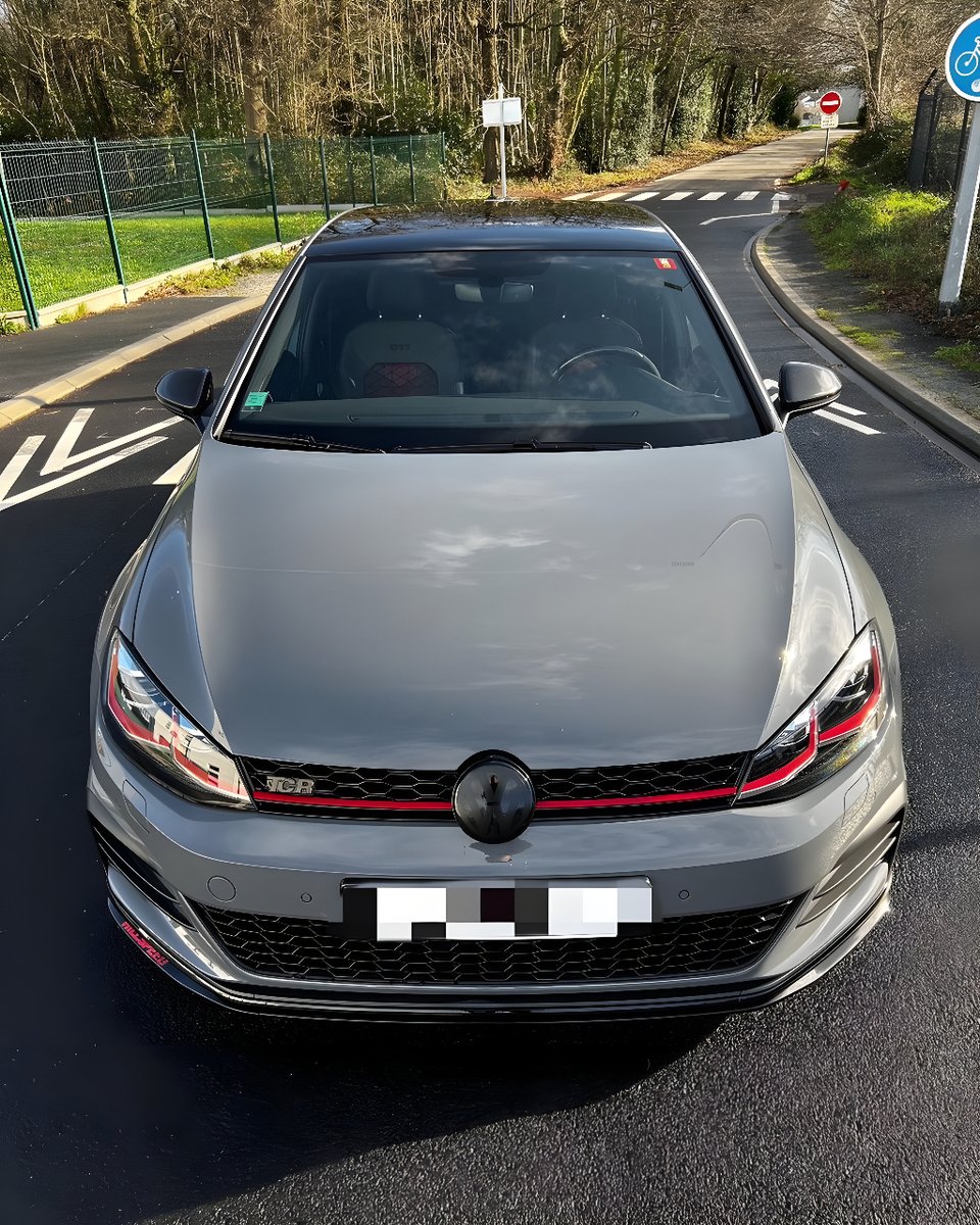 VarianceAuto's tweet image. La pose de PPF c'est l'occasion de partager sa passion de l'auto. Ses deux frères voulaient modifier le toit de leur voiture. Ils ont fait le choix du PPF pour une protection de la carrosserie d'origine tout en ayant un magnifique toit noir qui fait toute la différence.