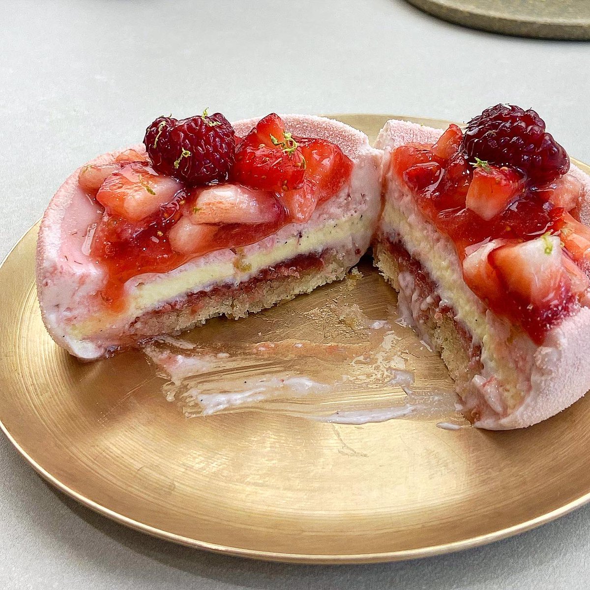 허니비 서울(HONEYBEE SEOUL)
서울 용산구 한남동 684-95 지하 1층 (한강진역)

스프링 스트로베리(Spring Strawberry)
- 딸기, 라즈베리, 바닐라, 키르쉬