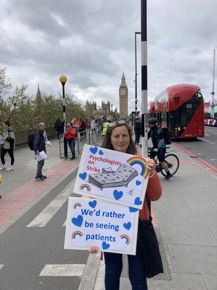 On the picket ⁦@GSTTnhs⁩ ⁦@EvelinaLondon⁩ ⁦@unitetheunion⁩ along with ⁦@theRCN⁩ #nhsstrikes #fairpaynhs