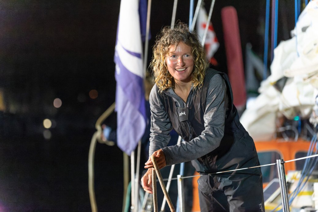 LMPositif's tweet photo. 🇿🇦 A 40 ans, la skippeuse sud-africaine Kirsten Neuschäfer est la première femme à remporter une course autour du monde en solitaire ! En effet elle a gagné la Golden Globe Race après 233 jours en mer sans escale, une victoire historique ! 👏 (Le Parisien)

📸 Mathieu Fleck https://t.co/L8K0YCg6QH
