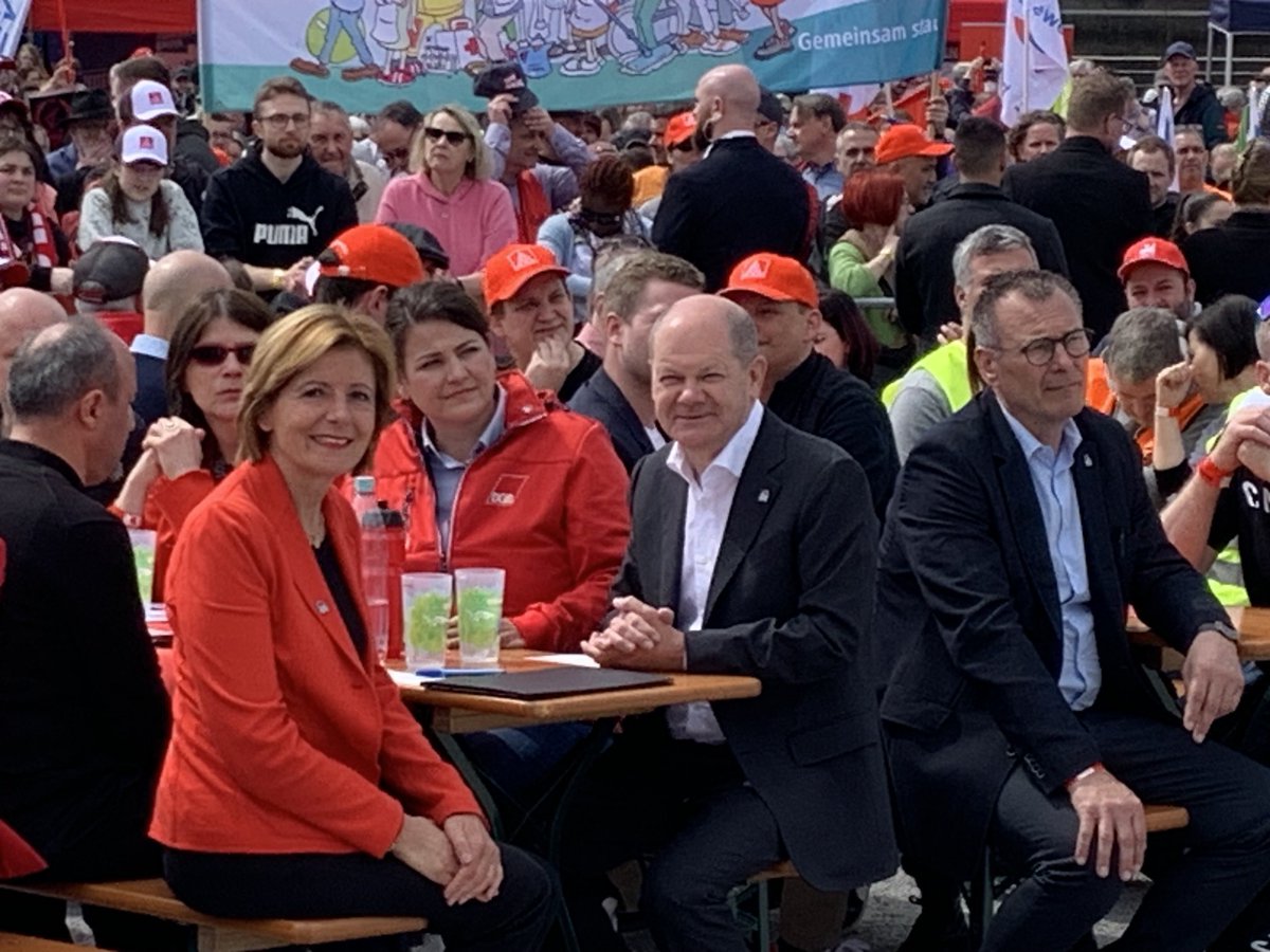 BaehnerAndrea's tweet photo. Tolle Stimmung bei #1Mai @DGB mit Ministerpräsidentin Malu #Dreyer &amp; #Bundeskanzler Olaf #Scholz. Am Deutschen Eck in #Koblenz scheint die ☀️Sonne. Gewerkschaft &amp;Bundesregierung &amp;Bundesregierung sind #UngebrochenSolidarisch für gute Arbeit&amp;Gute Löhne! ⁦@DGBRLP⁩ https://t.co/90SOKyVpFk